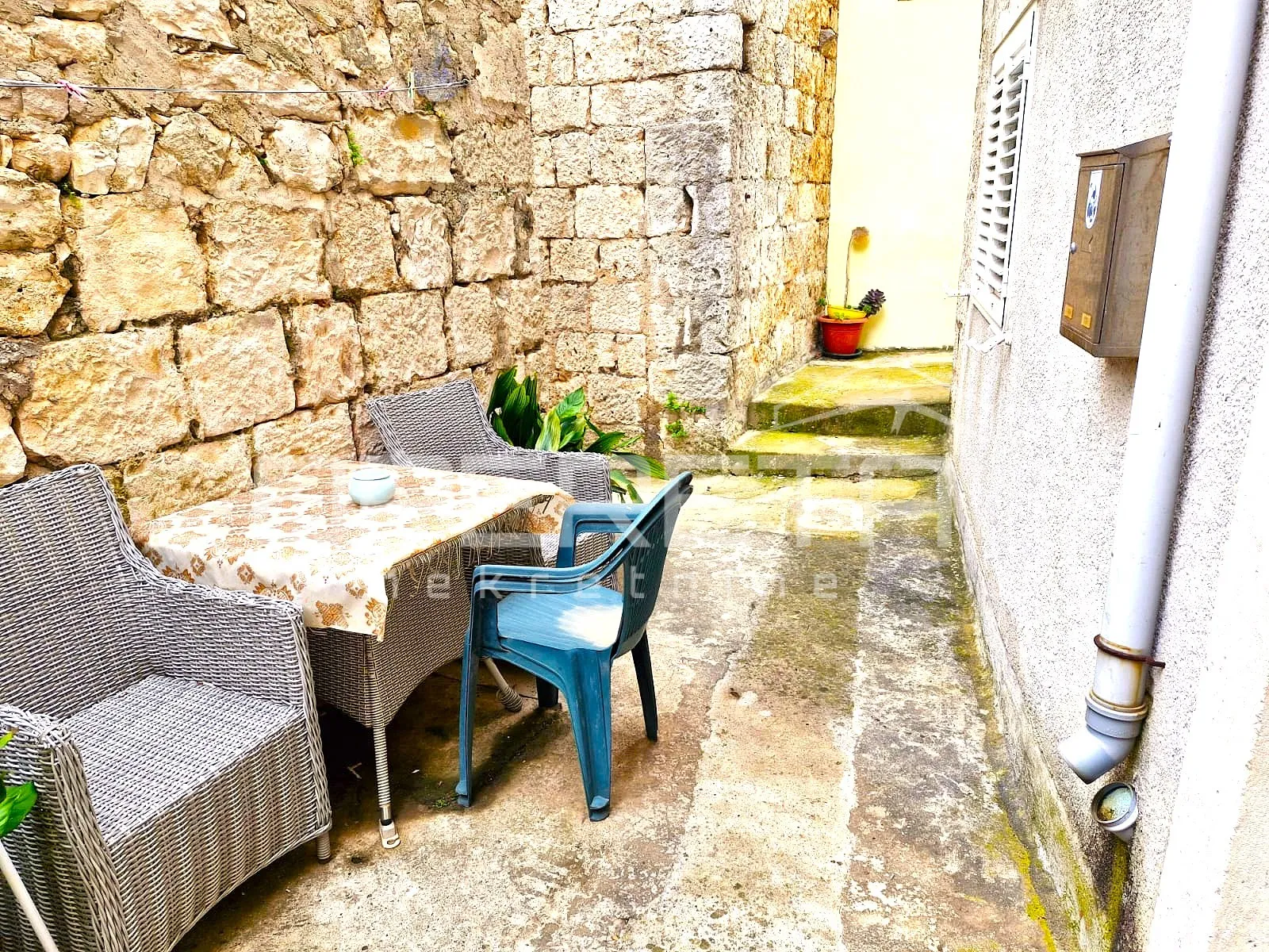 obiteljska kuća u mirnom dijelu grada korčule - slika 3