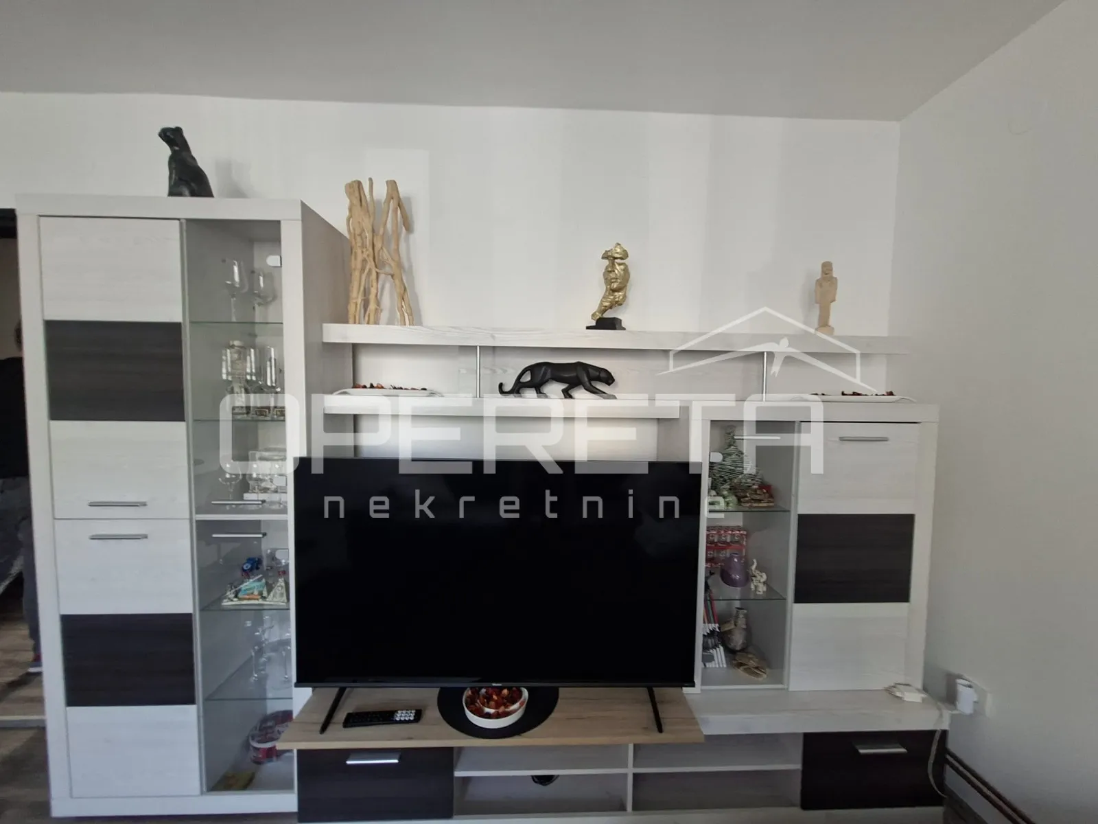 prodaje se novo uređen i potpuno namješten 2-soban stan - slika 4