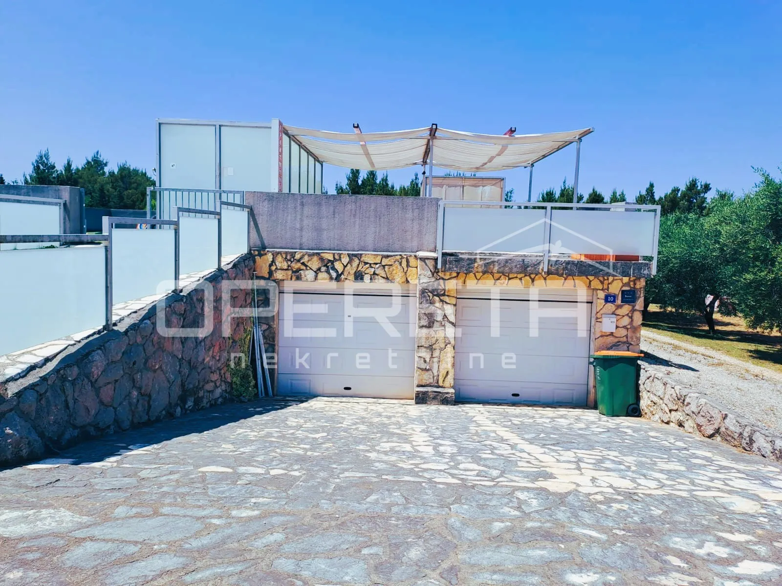 top investicija u dalmaciji: 4 apartmana + dvorište + projekt – 50 m od mora - slika 7