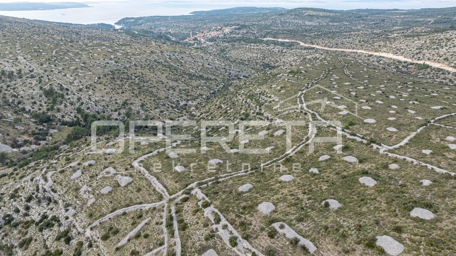 prostrano poljoprivredno zemljište od 25,928 m2 na otoku braču - slika 11