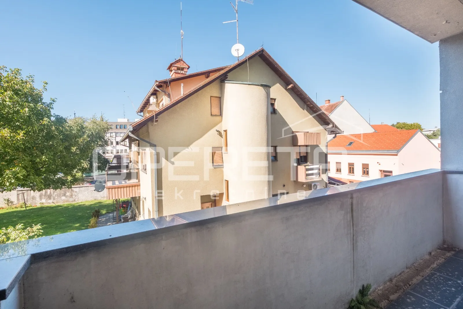 dvoeteažni 4-sobni stan u centru grada - slika 27