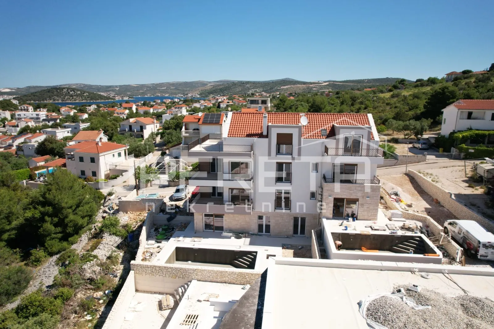 stan s bazenom i vrtom u stivašnici, 260,40 m2 - slika 17