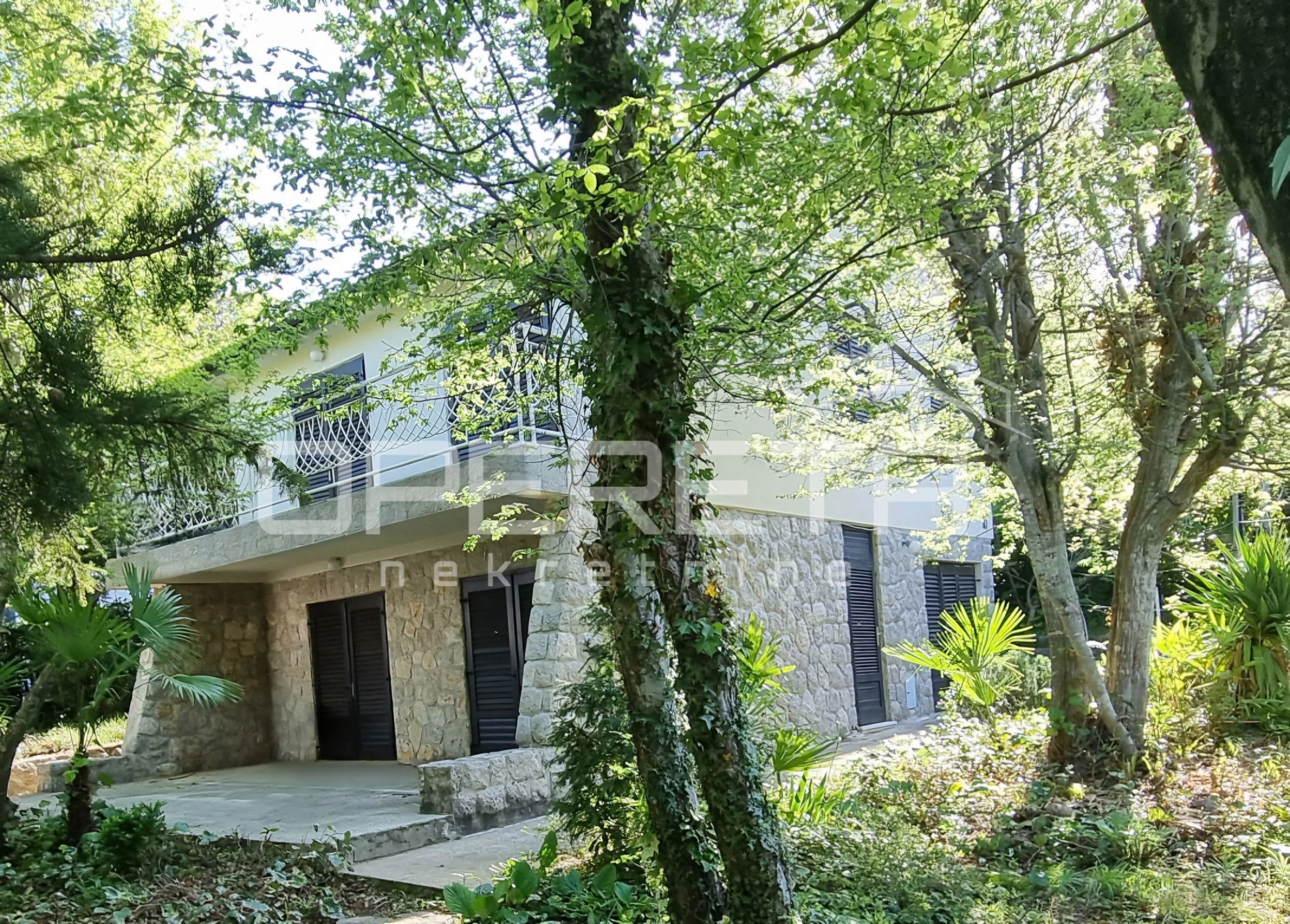 Njivice, Otok Krk – Šarmantna kamena kuća s pogledom na more, velikom terasom i