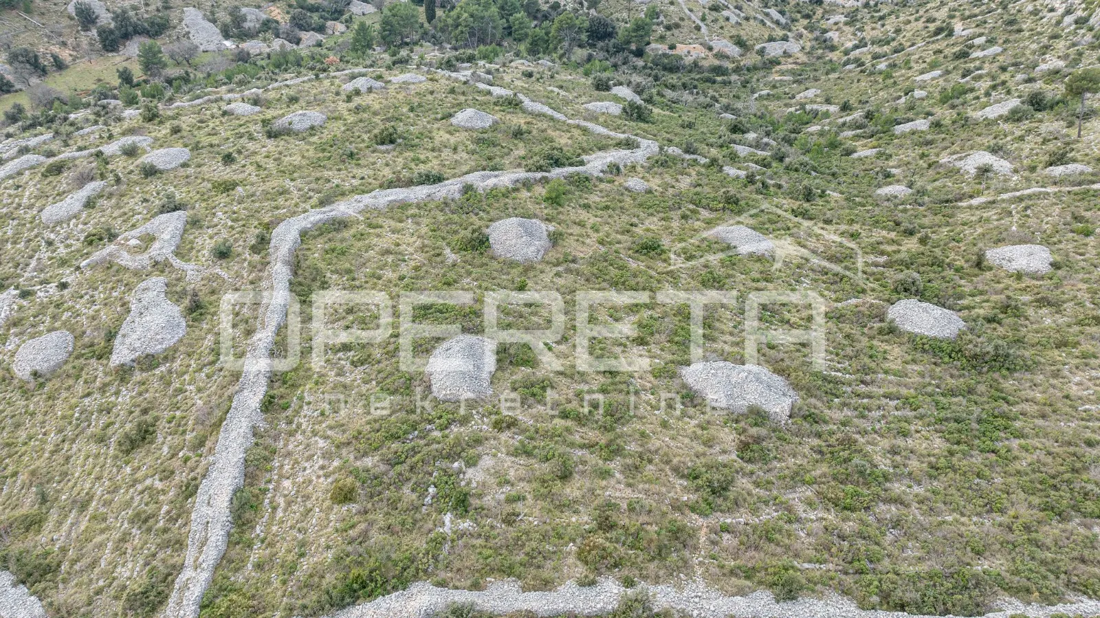 prostrano poljoprivredno zemljište od 25,928 m2 na otoku braču - slika 9