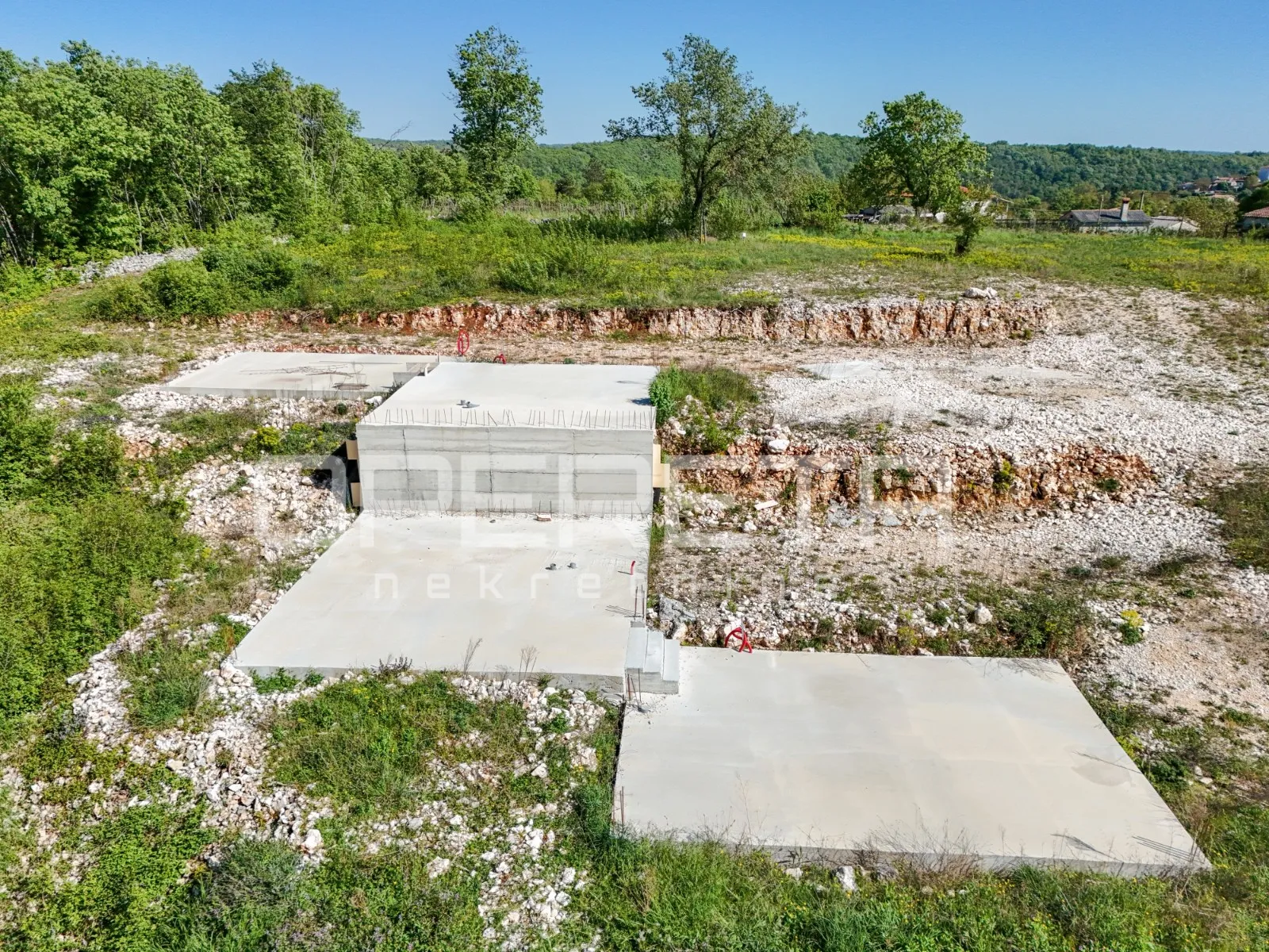 istra, tinjan- građevinsko zemljište s projektom i započetom gradnjom- idealna i - slika 2