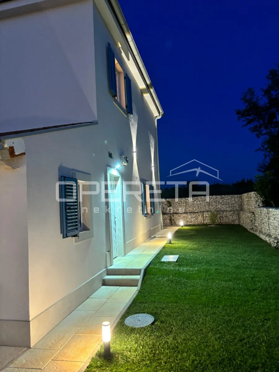luksuzna moderna vila s grijanim bazenom i saunom – barban, istra - slika 38