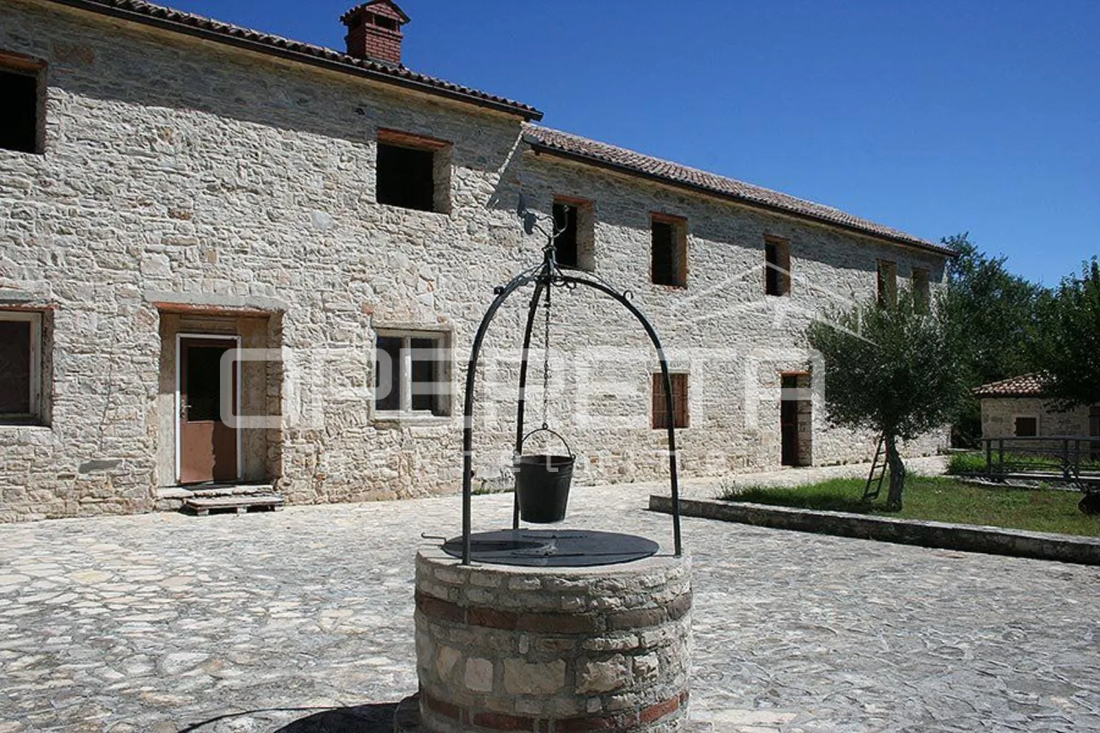 buje, kaštel - imanje 1909 m2 s ugostiteljskom namjenom i smještajem - slika 2
