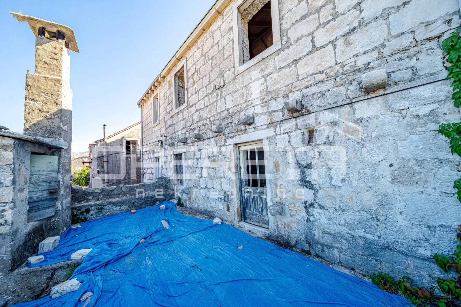 šarmantne kamene kuće za obnovu u srcu žrnova, korčula - slika 20