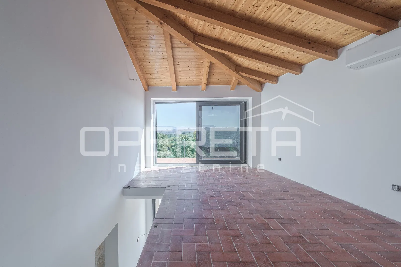 istra, okolica vižinade – kuća na brežuljku s panoramskim pogledom i bazenom - slika 11