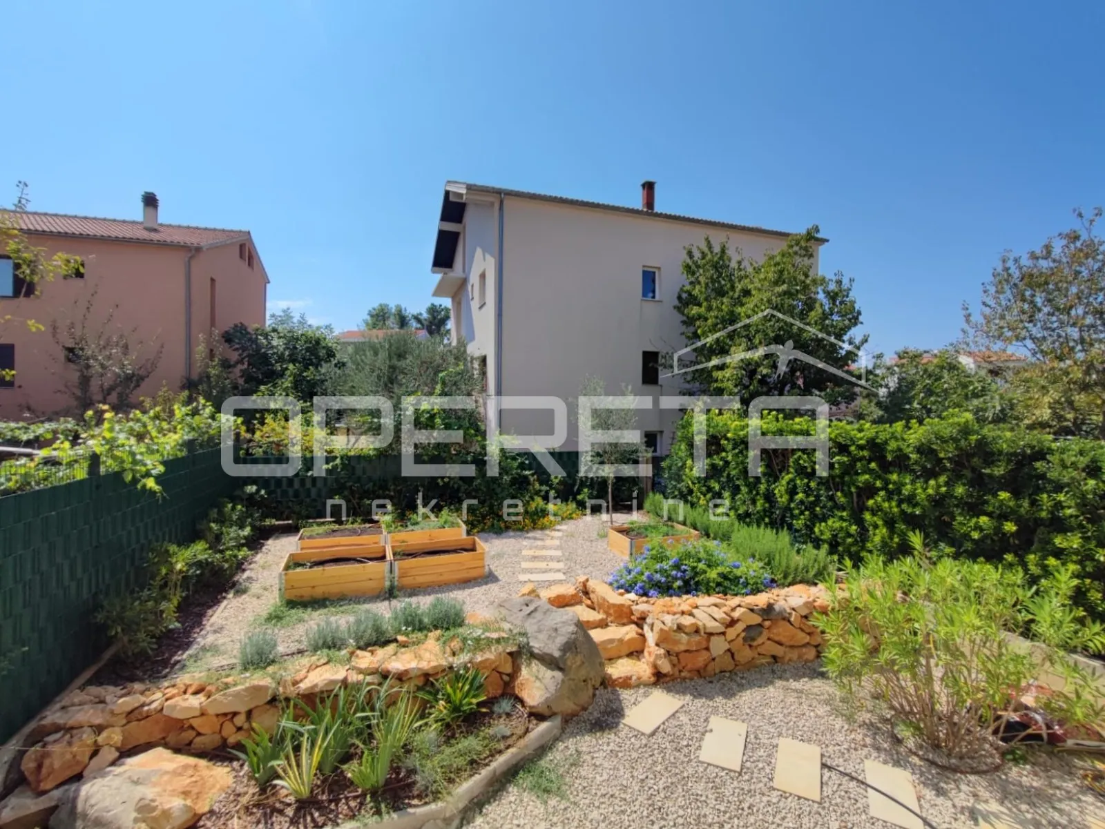 novogradnja, 2s stan 75 m2 sa poslovnim prostorom 30 m2, vrt i garaža - slika 11