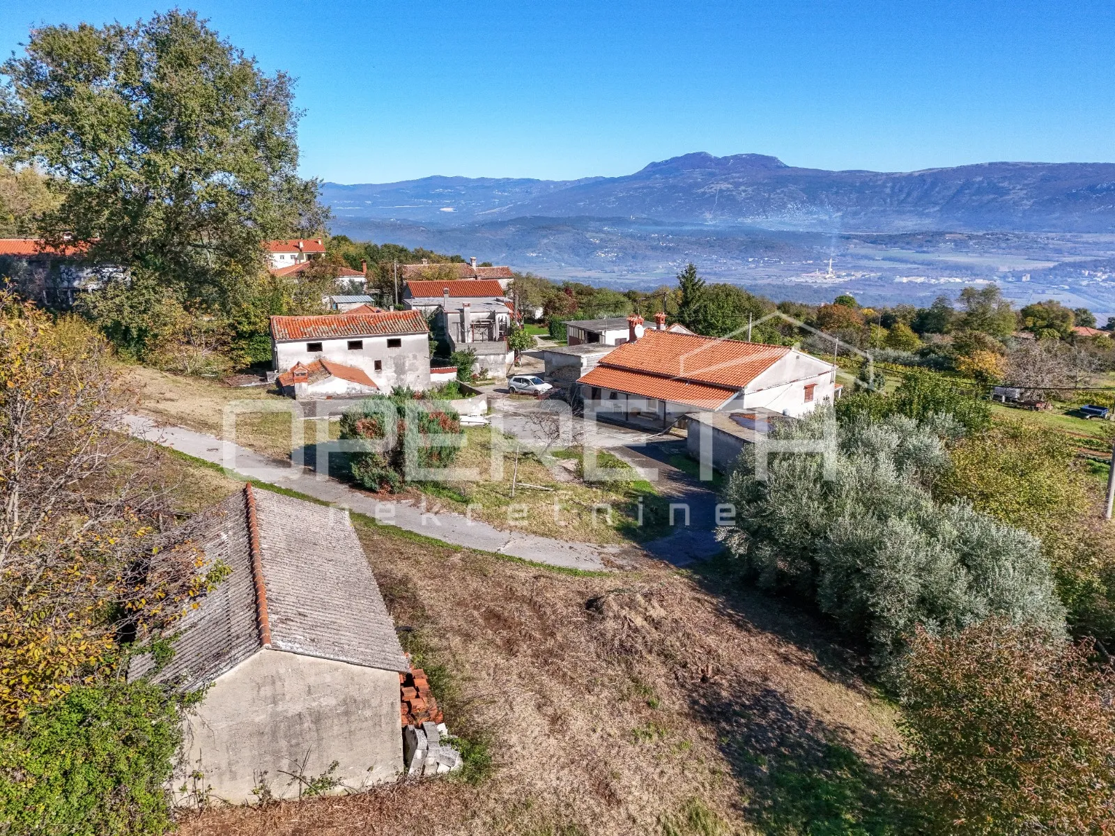 istra, pićan- imanje s kućom i 4 dodatna objekta - slika 11