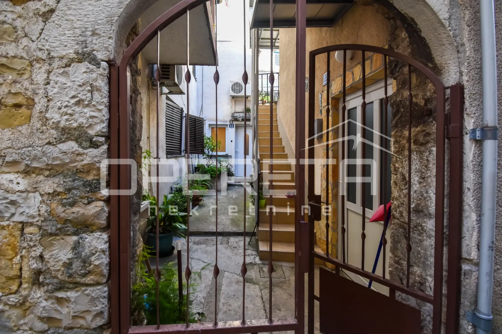 kuća u nizu u staroj jezgri, kaštel lukšić, 90 m2 - slika 21