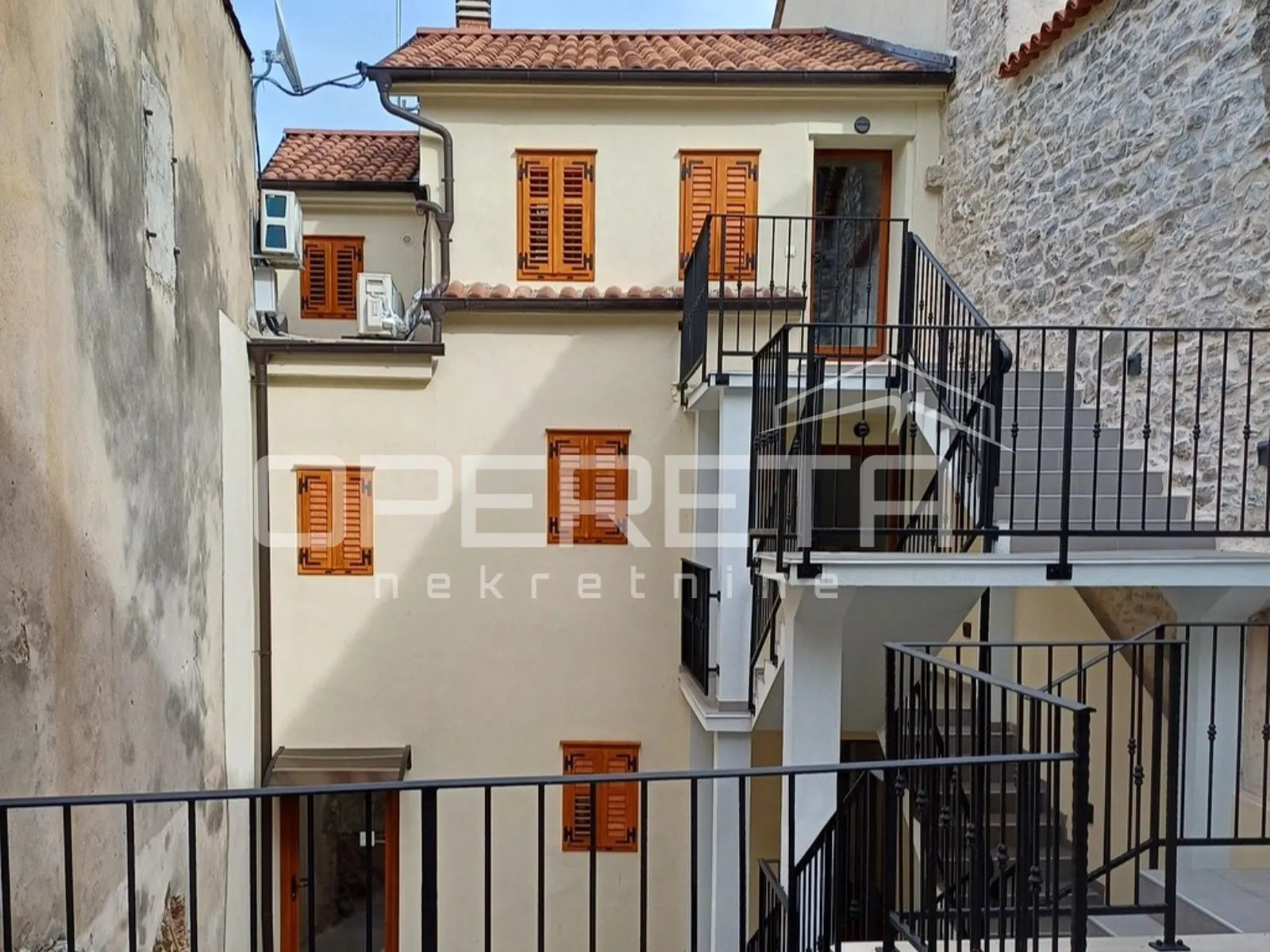 novouređena kuća s 3 apartmana, skradin - slika 14