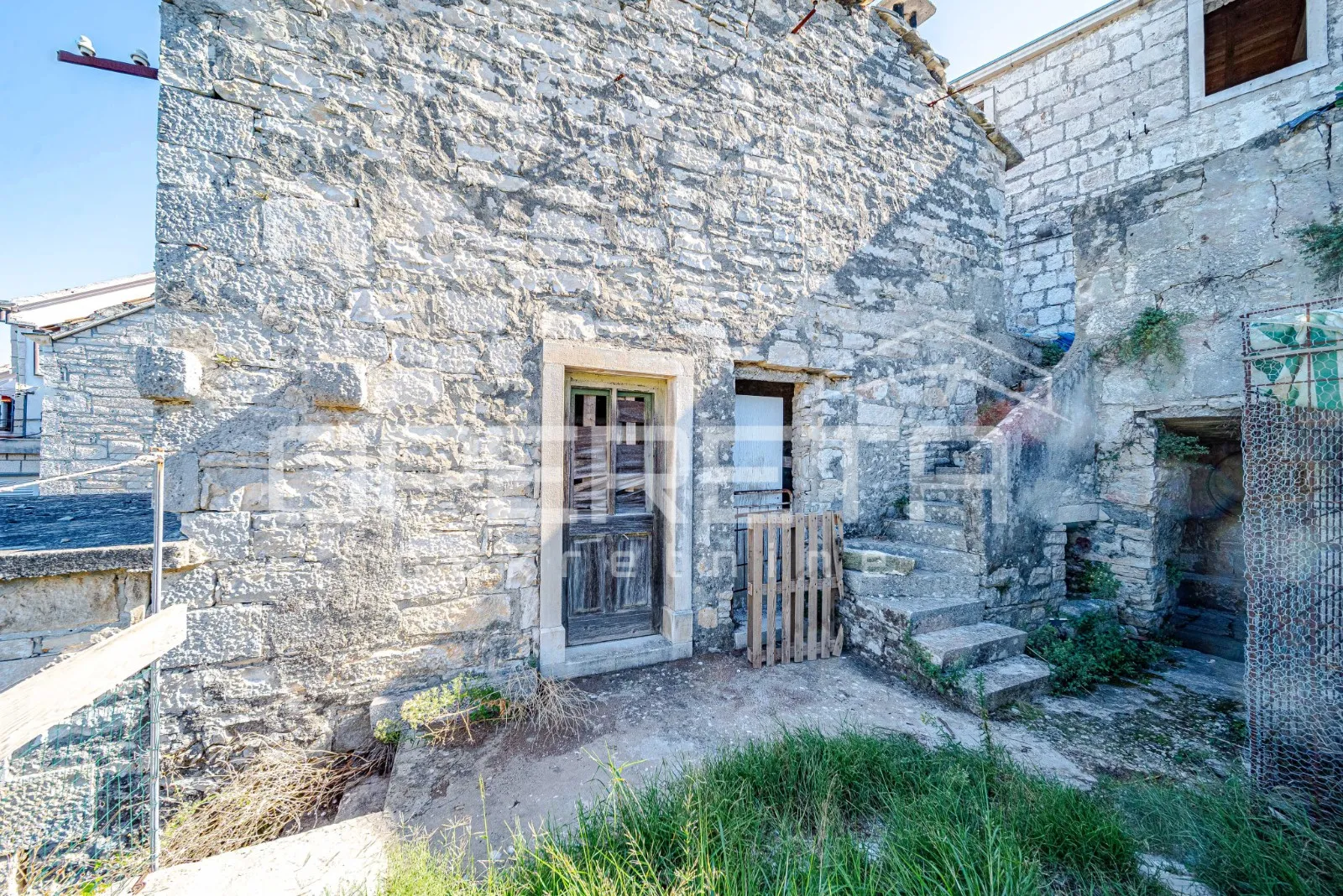 šarmantne kamene kuće za obnovu u srcu žrnova, korčula - slika 15