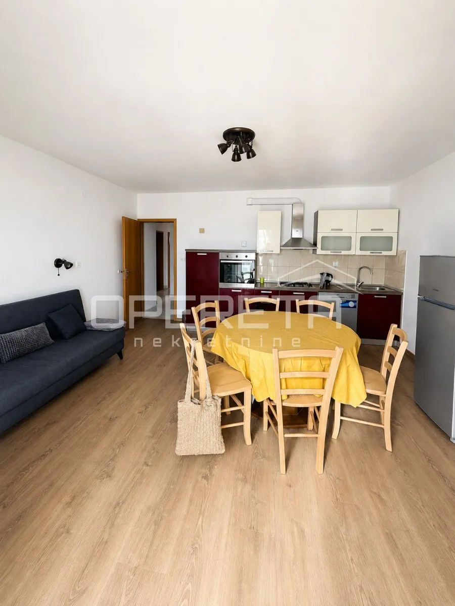 .stan 90 m² s 3 sobe, terasom i parking mjestom - slika 2