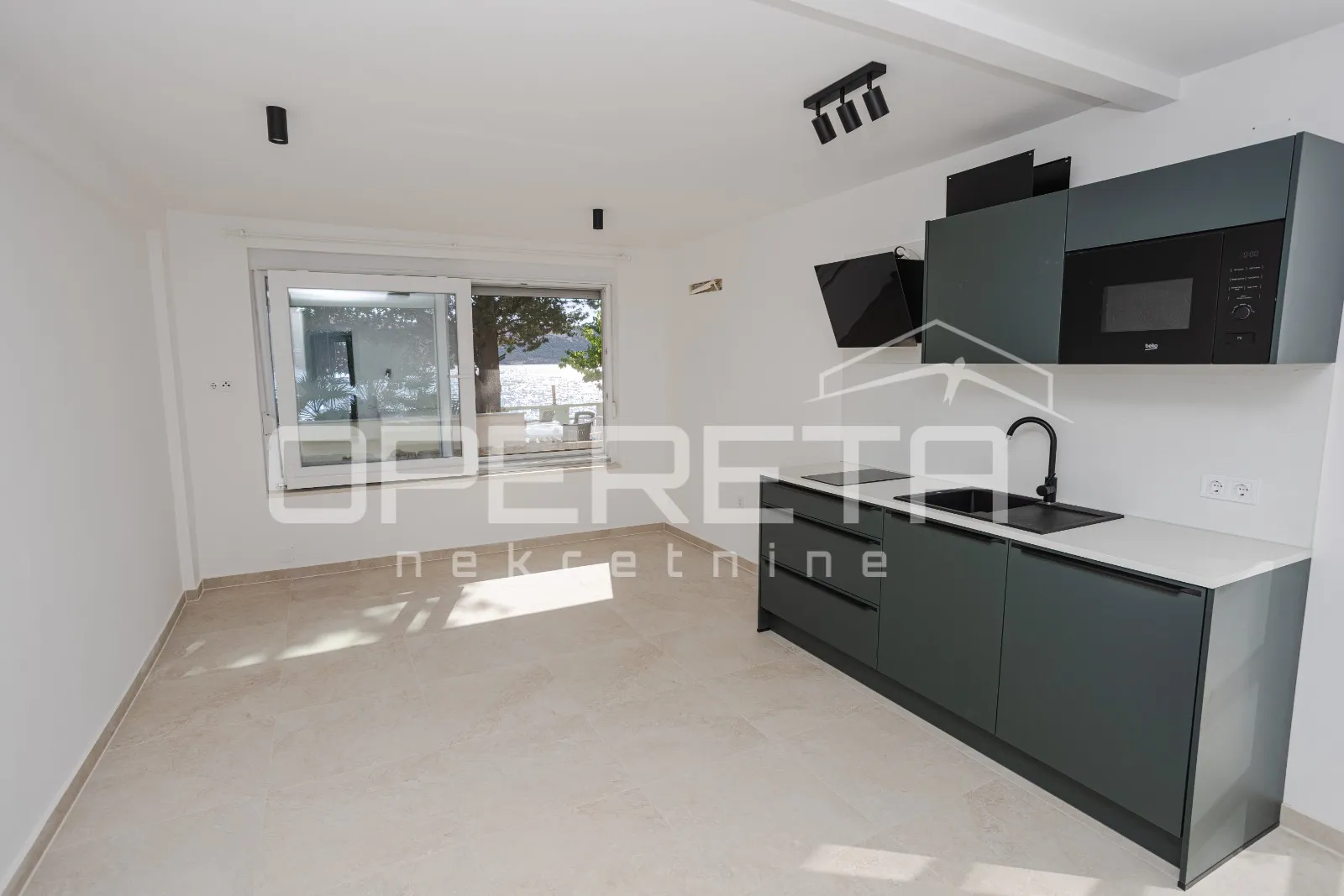 stara novalja - 6 etažiranih apartmana prvi red do mora - slika 17