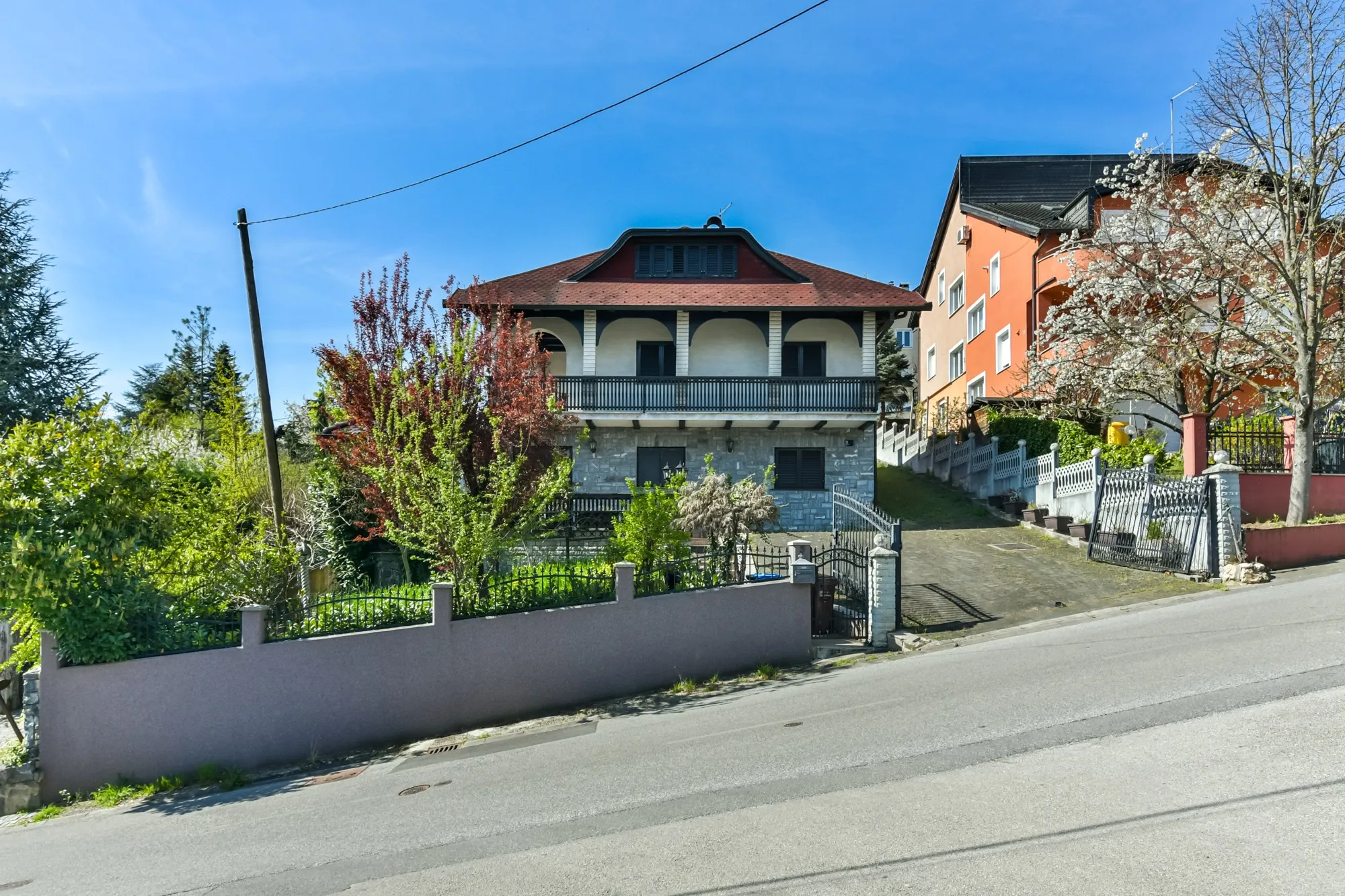 PRODAJEMO PROSTRANU OBITELJSKU KUĆU NA PARCELI OD 2.265m2 u GAJNICAMA, ZAGREB, I - Gajnice