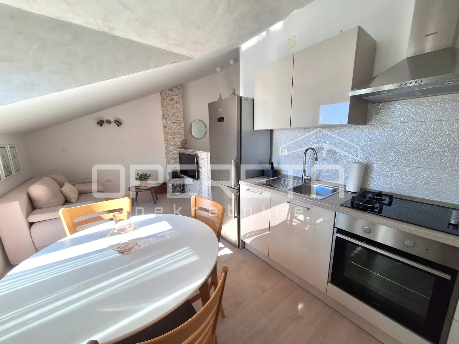 prvi red do mora, 6 apartmana, rogoznica! - slika 4
