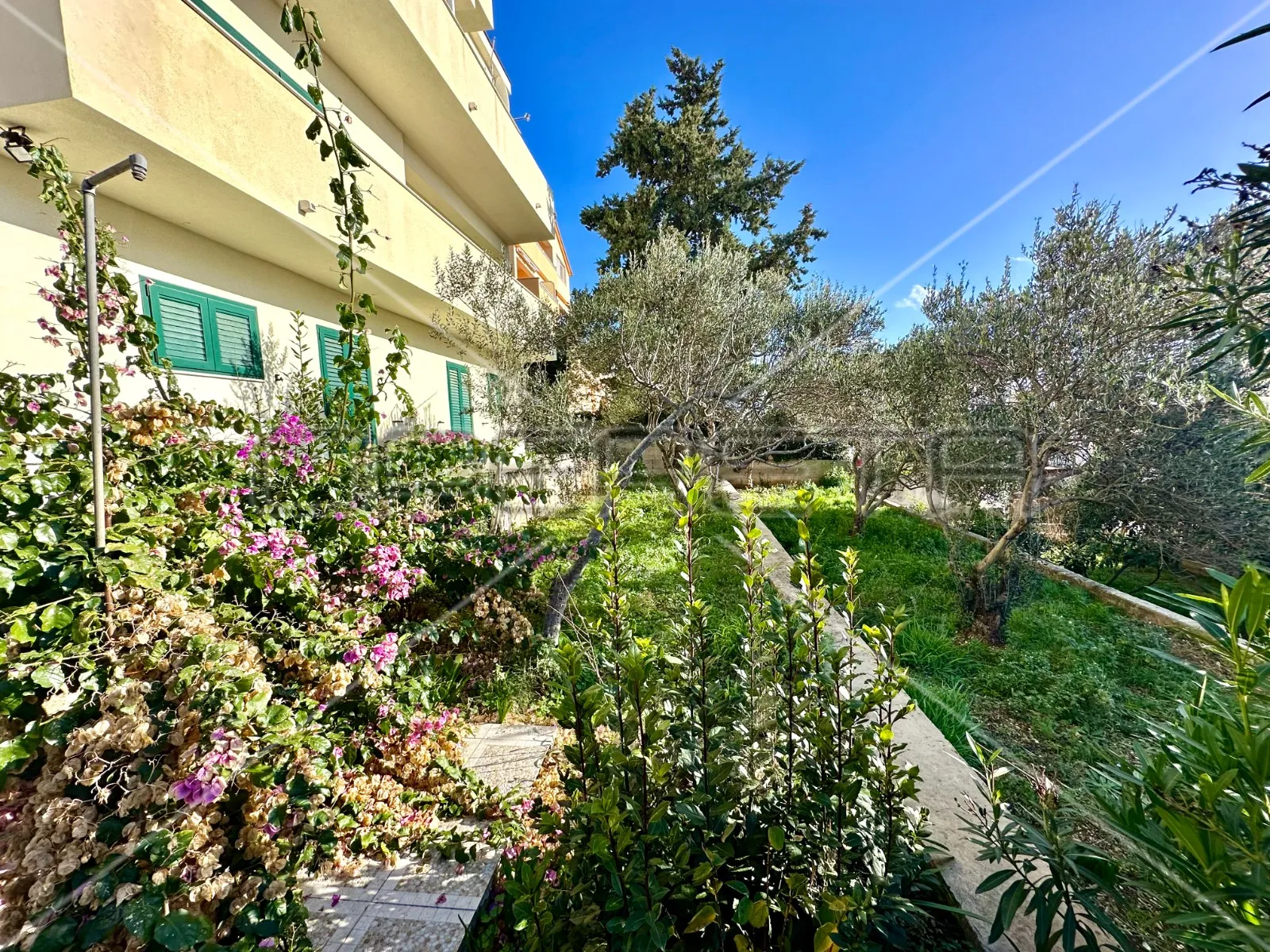 kuća na 80 m od mora sa 6 stanova, tisno, 350 m2 - slika 30