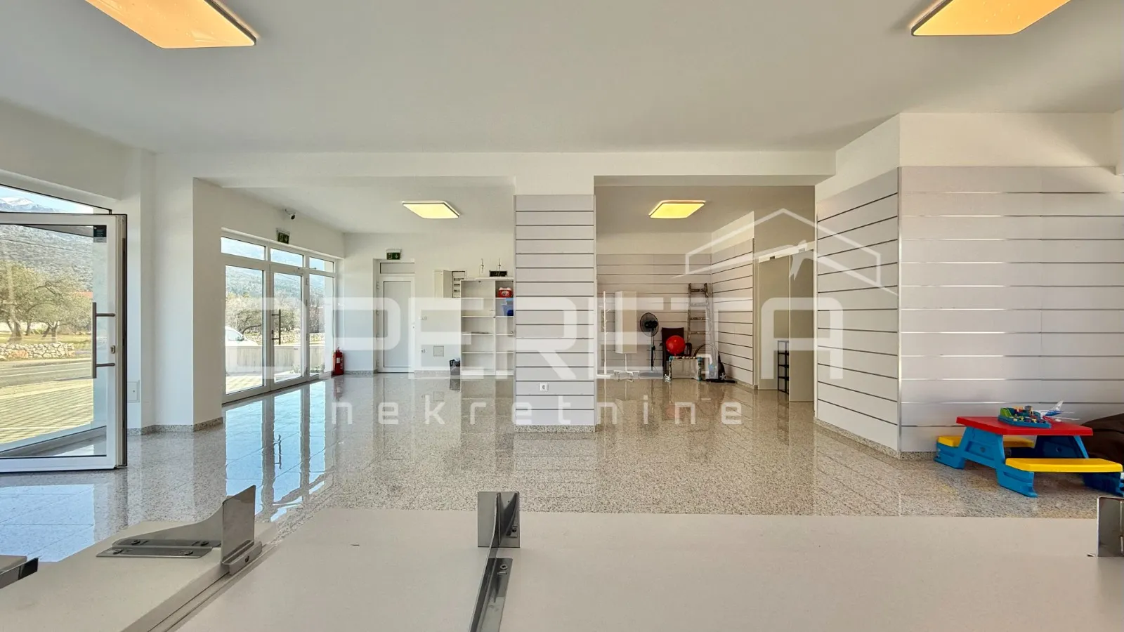 atraktivan poslovni prostor 115 m² s parkingom – starigrad paklenica - slika 4