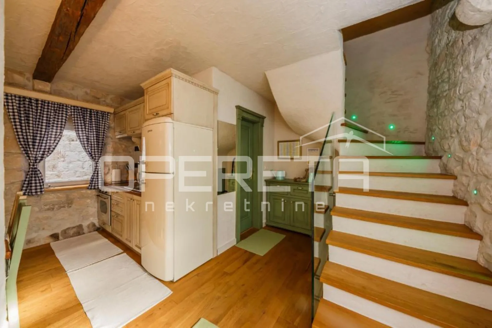 renovirani dvoetažni stan, 50 m do mora – kaštel novi - slika 4