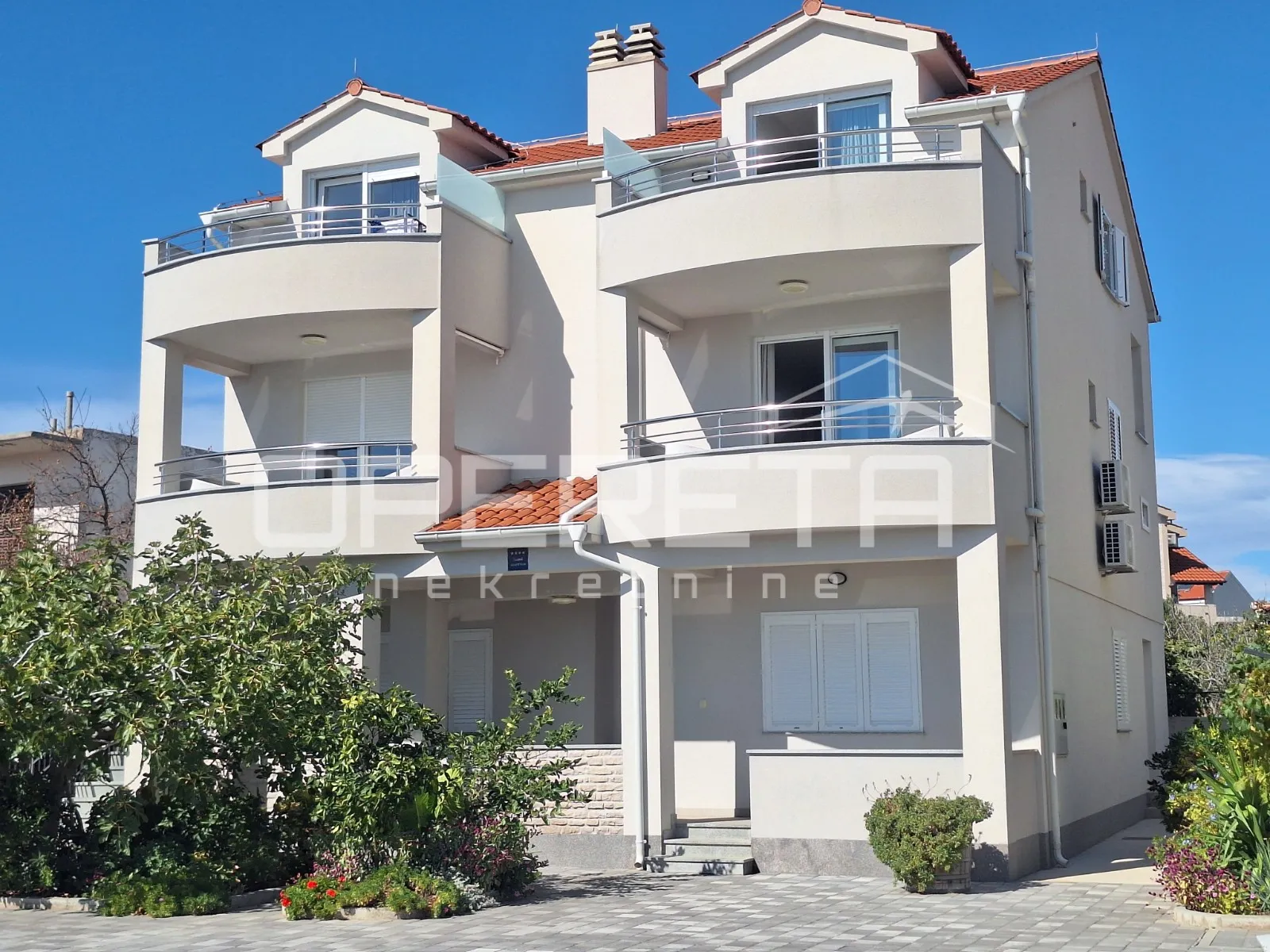 prvi red do mora, 6 apartmana, rogoznica! - slika 2