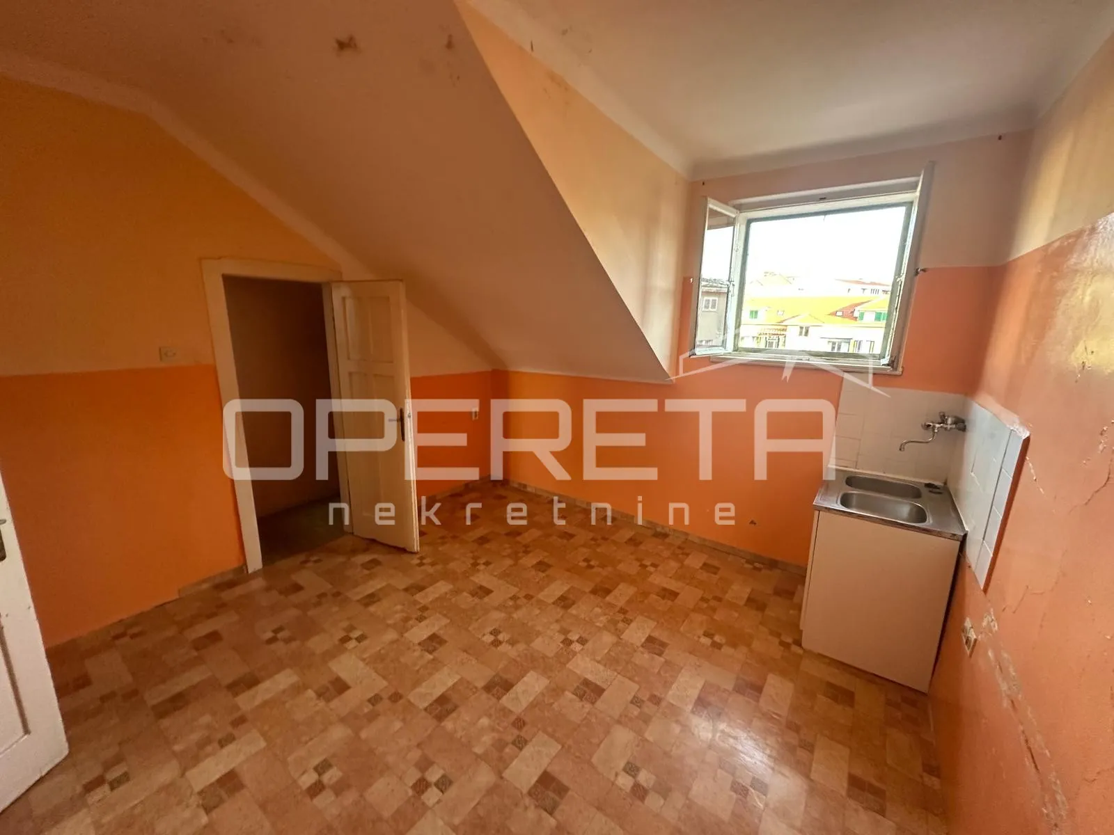 trosobni stan u centru splita – renovacija, visoki stropovi - slika 2
