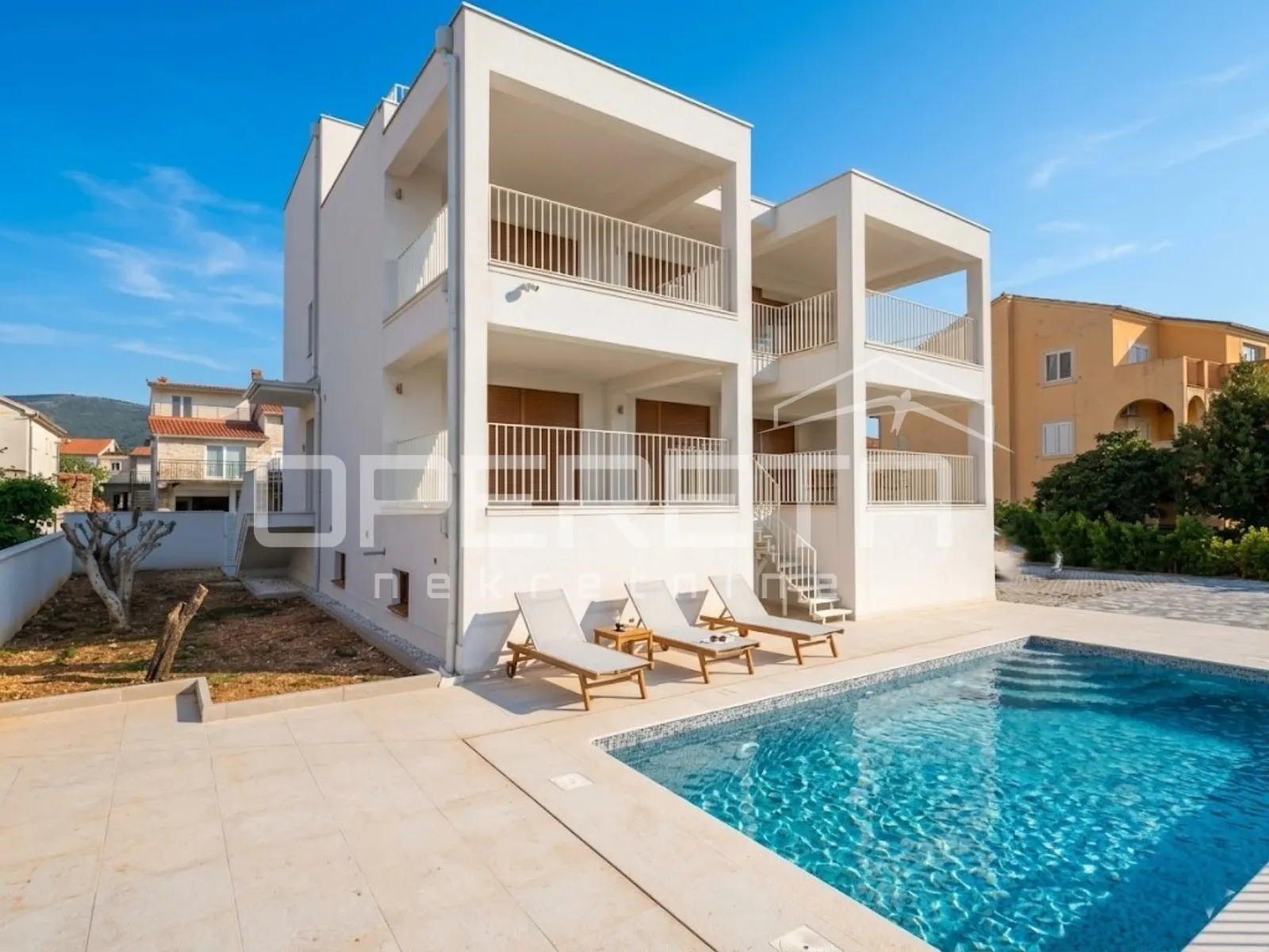 Kaštel Novi – moderna vila s bazenom i krovnom terasom, novogradnja