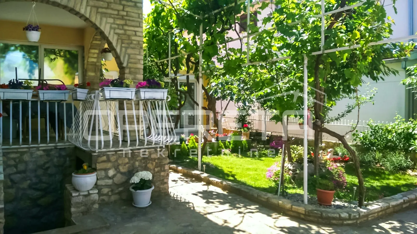 stan s vrtom i garažom prenamijenjenom u stambeni prostor - slika 19