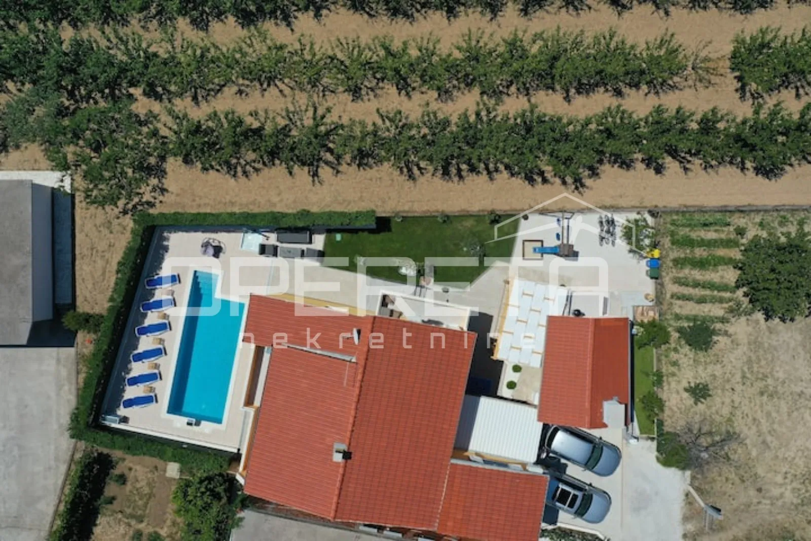 luksuzna vila s bazenom, pogledom na more i ljetnom kuhinjom u kaštelima - slika 16