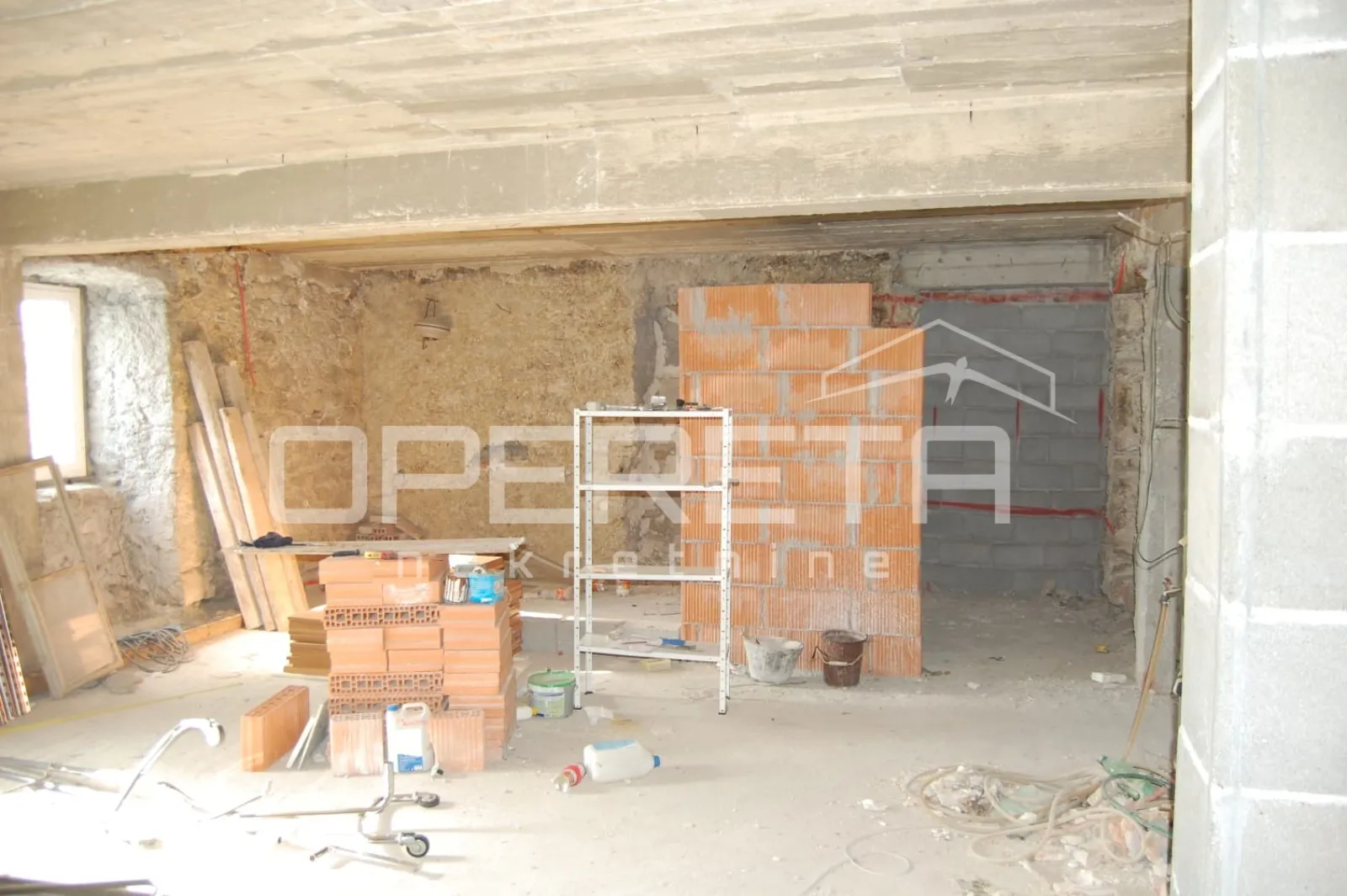 kuća s dva stana i velikim vrtom u centru drniša - slika 5