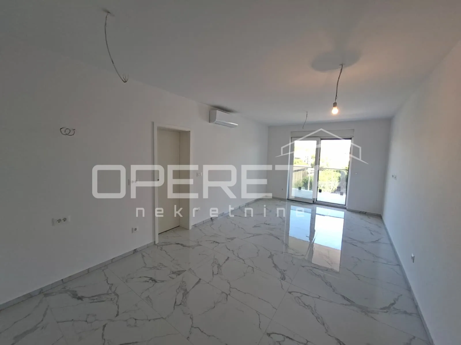novoizgrađeni dvosobni apartman, krovna terasa, pogled na more, okrug - slika 4