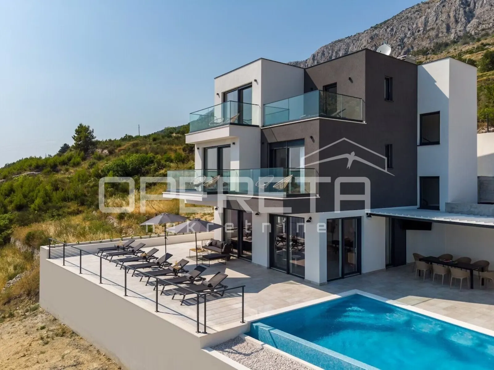 moderna vila s otvorenim pogledom na more, povišena lokaciji uz omiš - slika 12