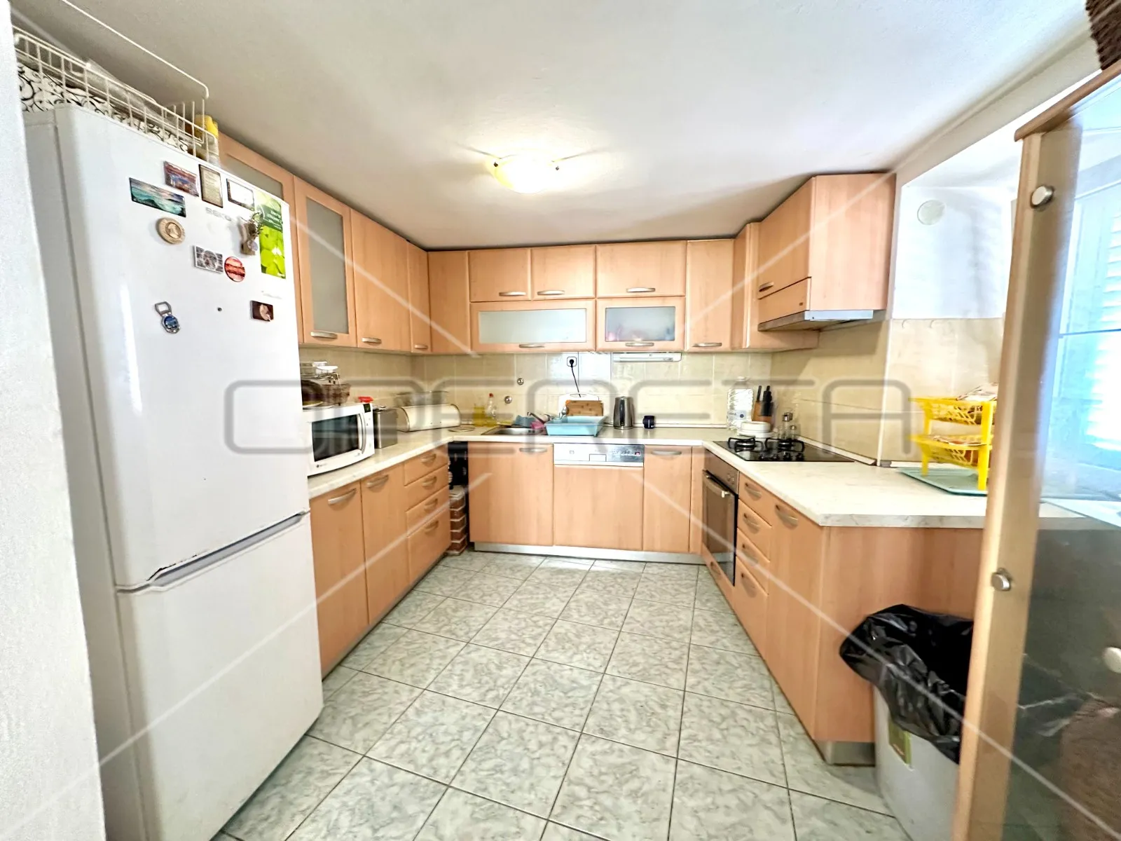 kuća s tri apartmana u centru betine s velikom terasom - slika 4