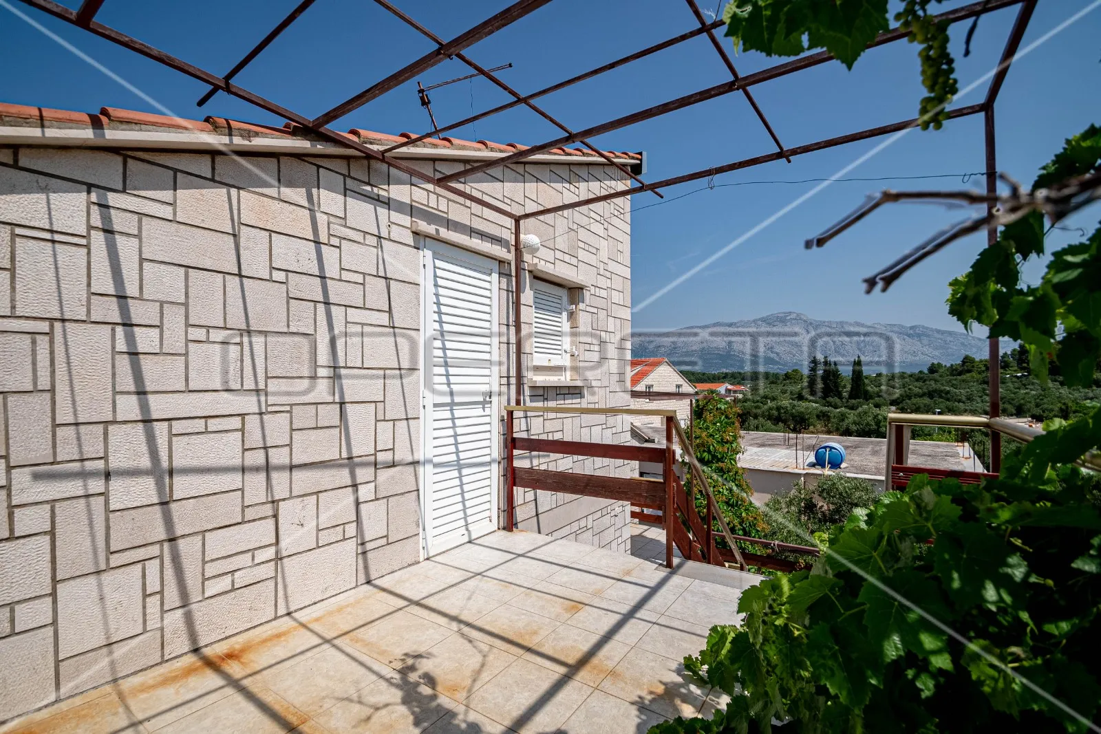 kuća sa 7 apartmana, 250 m do mora, lumbarda - slika 30