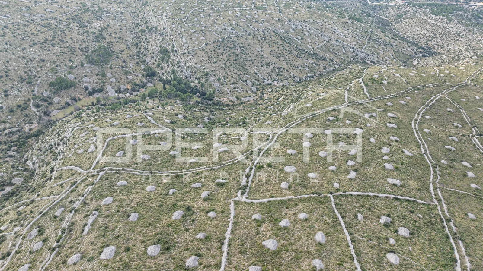 prostrano poljoprivredno zemljište od 25,928 m2 na otoku braču - slika 15