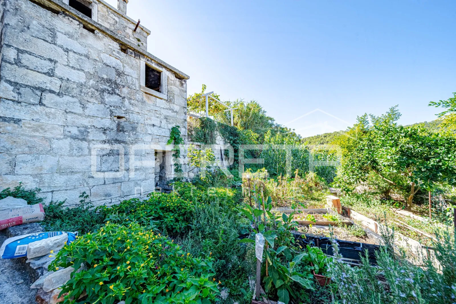 šarmantne kamene kuće za obnovu u srcu žrnova, korčula - slika 11