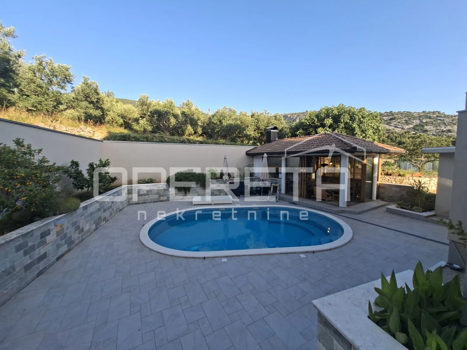 villa s bazenom, zatvorenim kominom i pogledoma na split - slika 13