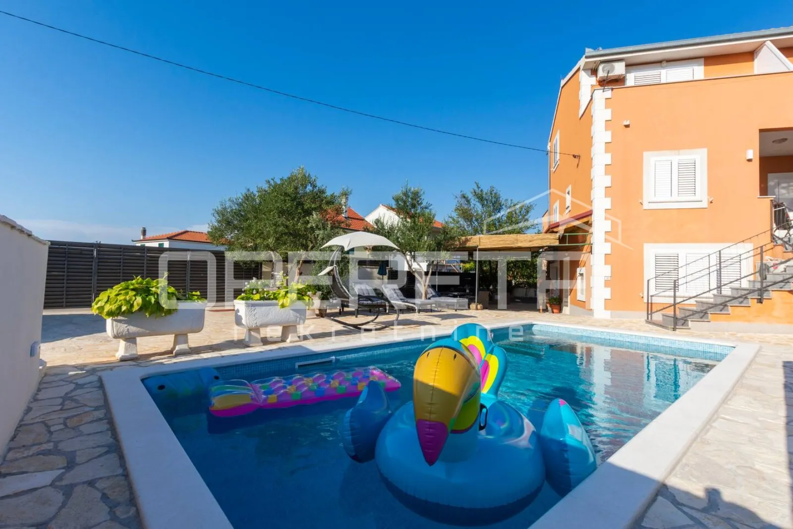 kuća s bazenom i apartmanima u mirnom dijelu rogoznice - slika 24