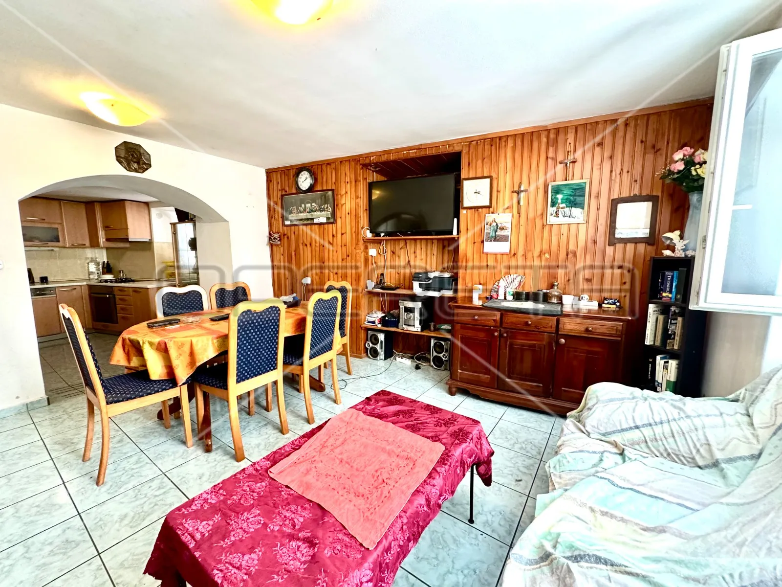 kuća s tri apartmana u centru betine s velikom terasom - slika 3