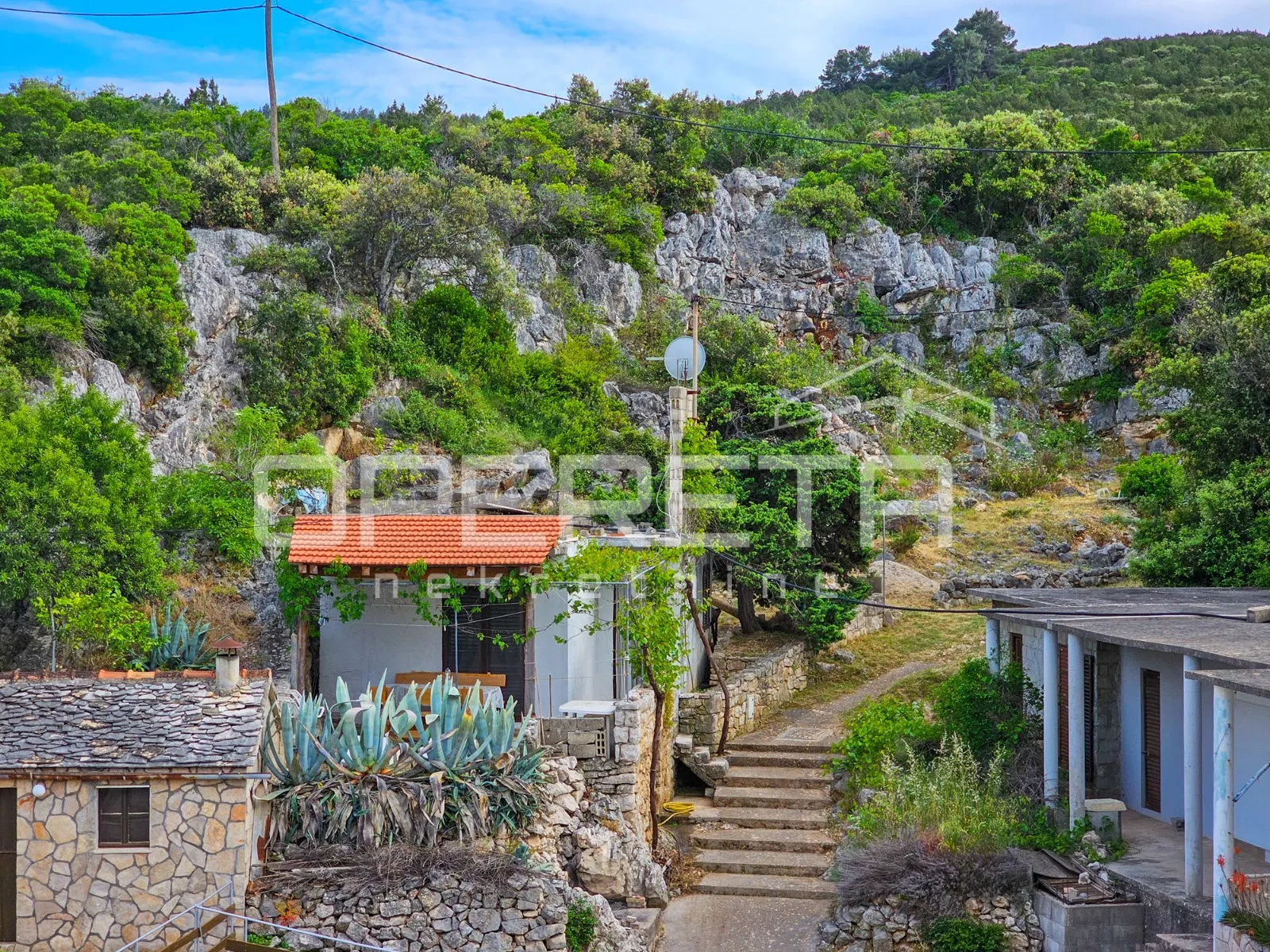 manja kuća uz more s građevinskim zemljištem, zastražišće, hvar - slika 2