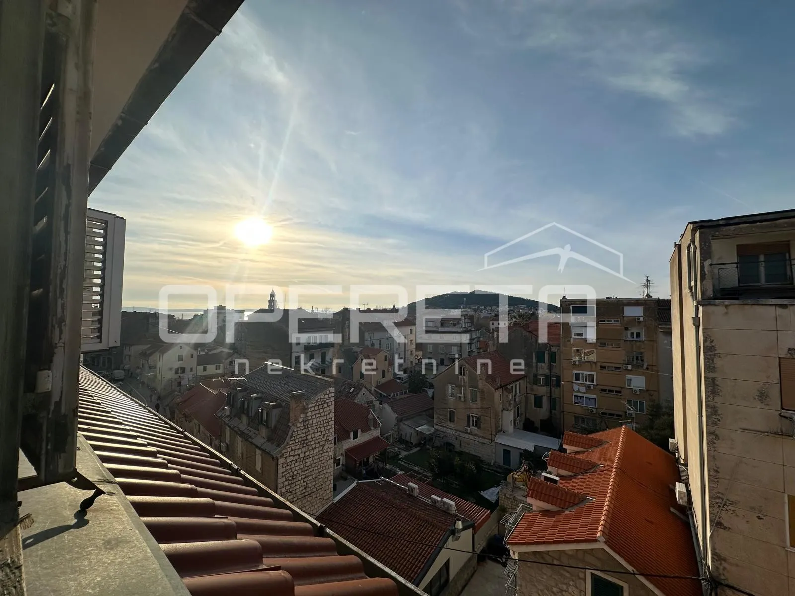trosobni stan u centru splita – renovacija, visoki stropovi - slika 6