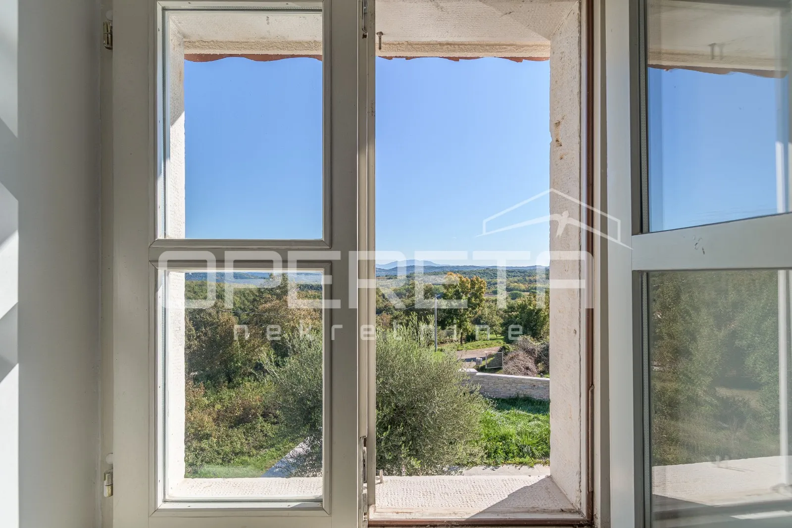 istra, okolica vižinade – kuća na brežuljku s panoramskim pogledom i bazenom - slika 18