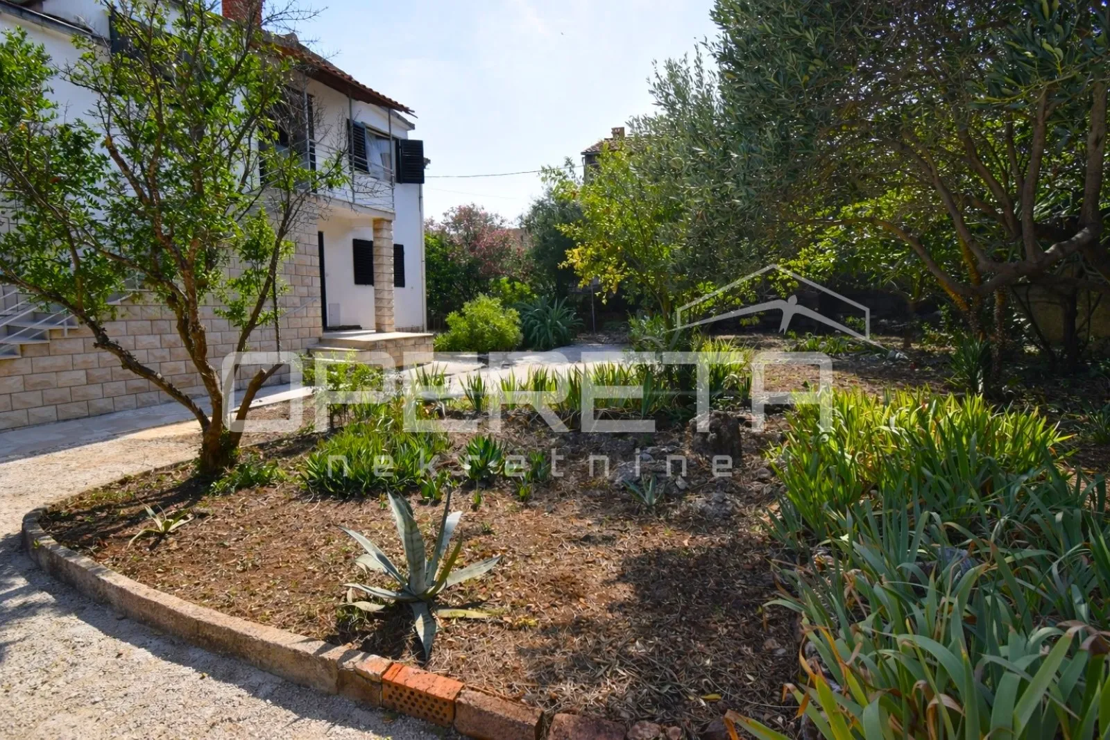 supetar, kuća 200 m2, 150 m od plaže, parcela 610 m2 - slika 14