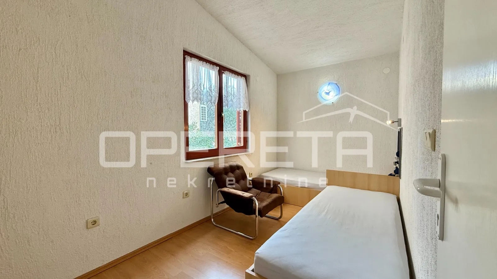 kuća s dva stana, garažom i 3 min od mora, rovanjska, 144 m2 - slika 22