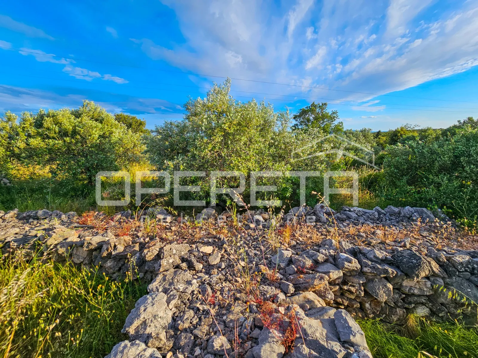 veliko poljoprivredno imanje na vrhu hvara s panoramskim pogledom - slika 26