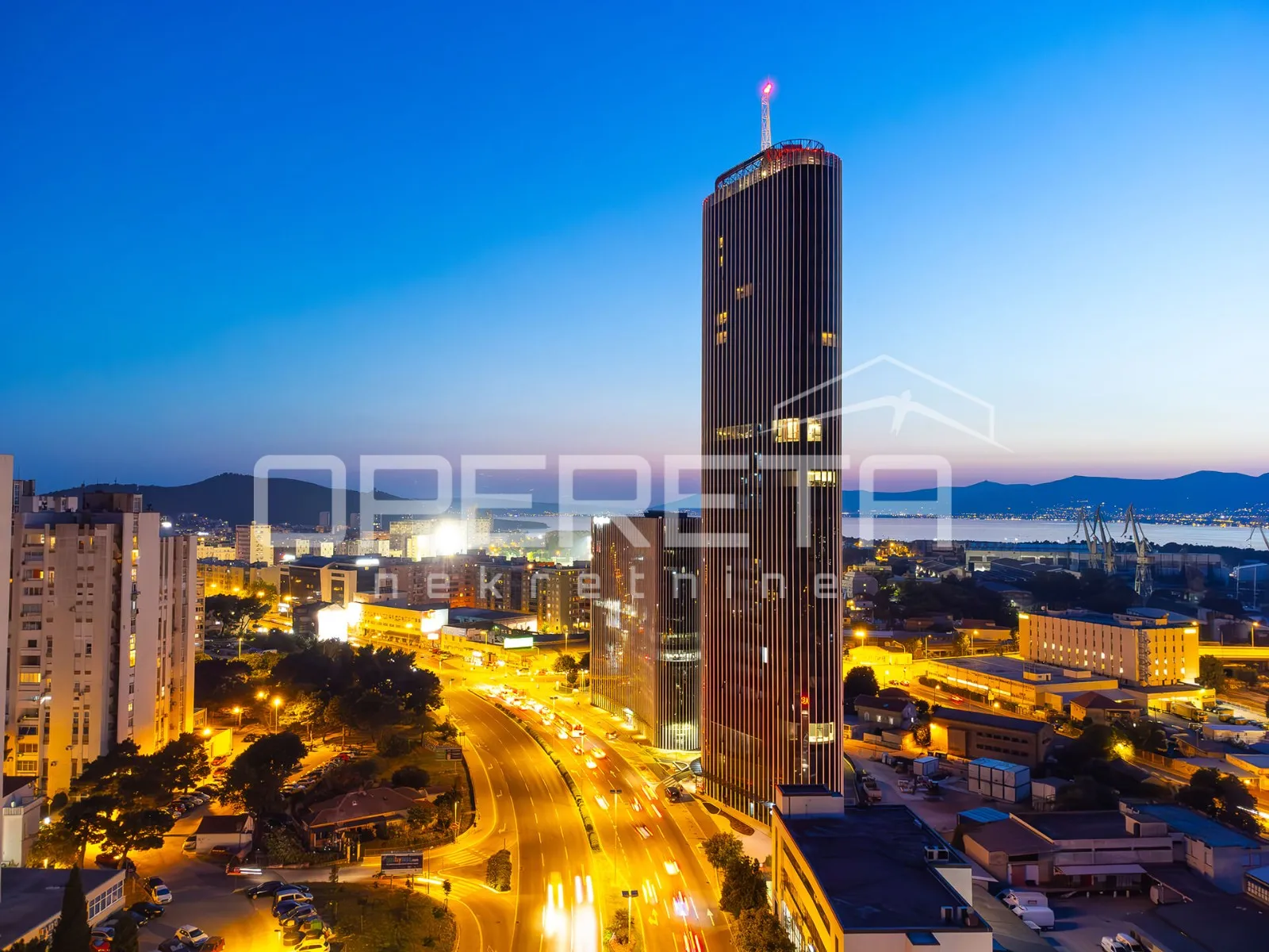 Luksuzni poslovni prostor u poslovnom neboderu, 225 m2, Split - Brodarica