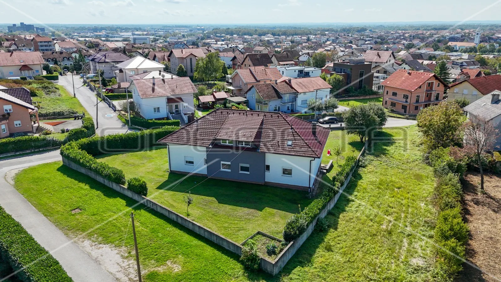 kvalitetna kuća s 4 stana i 2 garaže na velikoj parceli, sesvete - slika 5