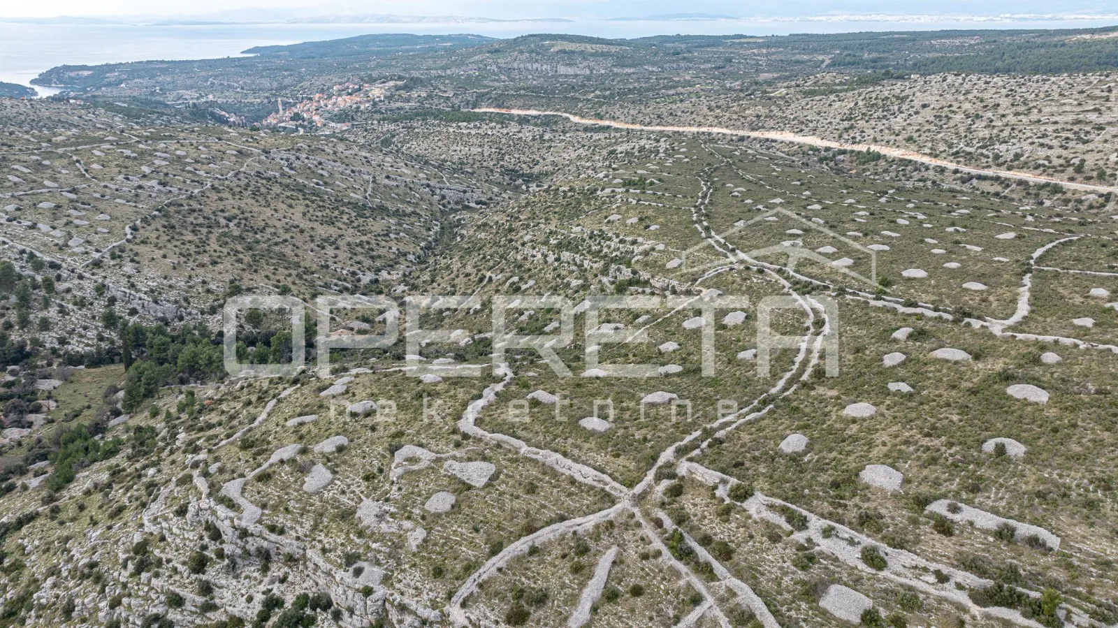 prostrano poljoprivredno zemljište od 25,928 m2 na otoku braču - slika 2