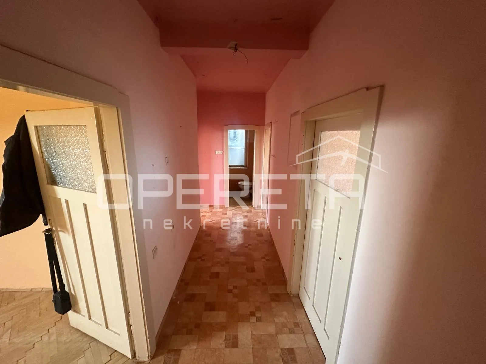 trosobni stan u centru splita – renovacija, visoki stropovi - slika 5